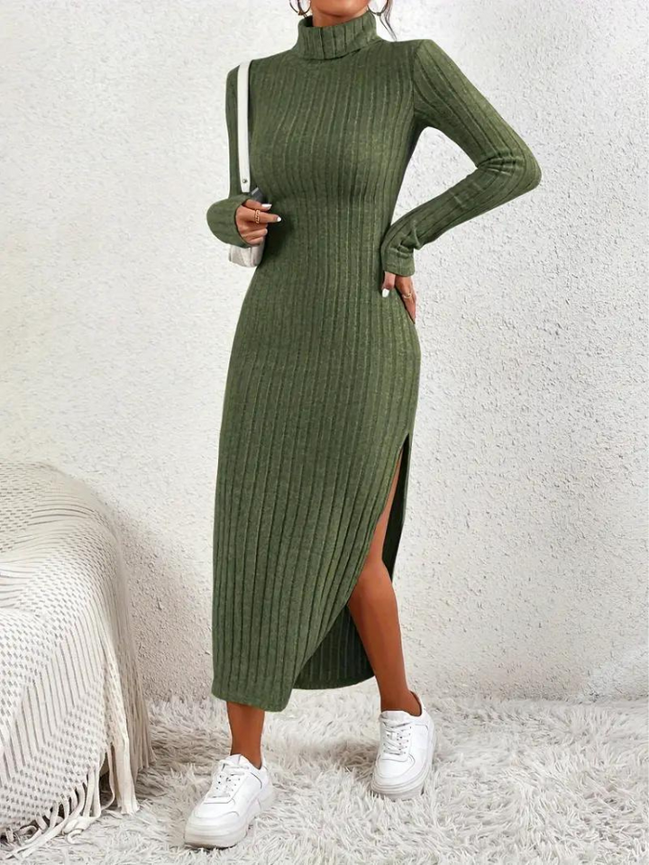 Ashley Stickad klänning | Ribbad lång klänning med turtleneck-Eva Jonsson