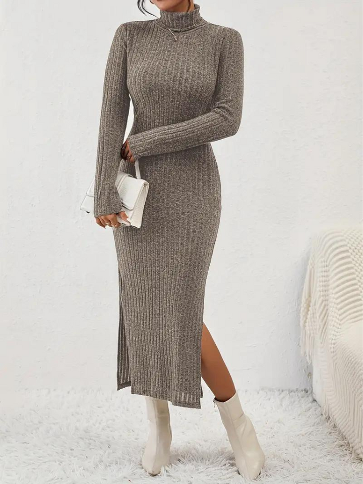 Ashley Stickad klänning | Ribbad lång klänning med turtleneck-Eva Jonsson