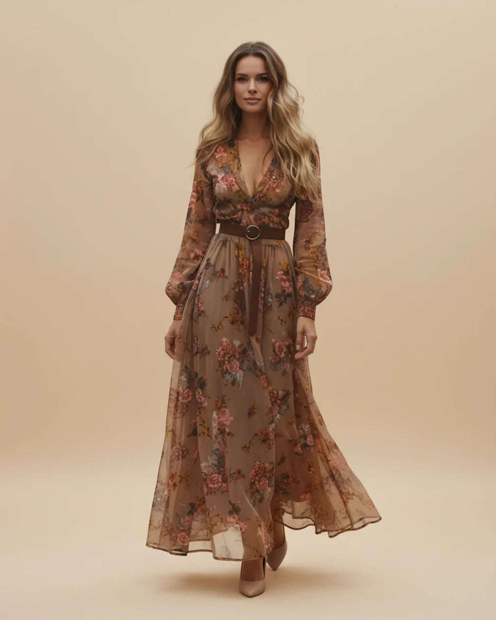 Boho Dam Maxi Klänning med Låg V-Hals och Långa Ärmar Mirla-Eva Jonsson