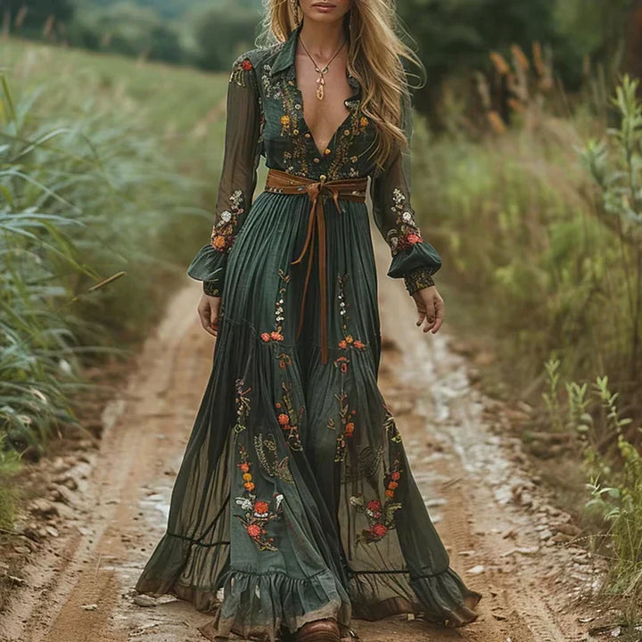 Boho Dam Maxi Klänning med Låg V-Hals och Långa Ärmar Mirla-Eva Jonsson
