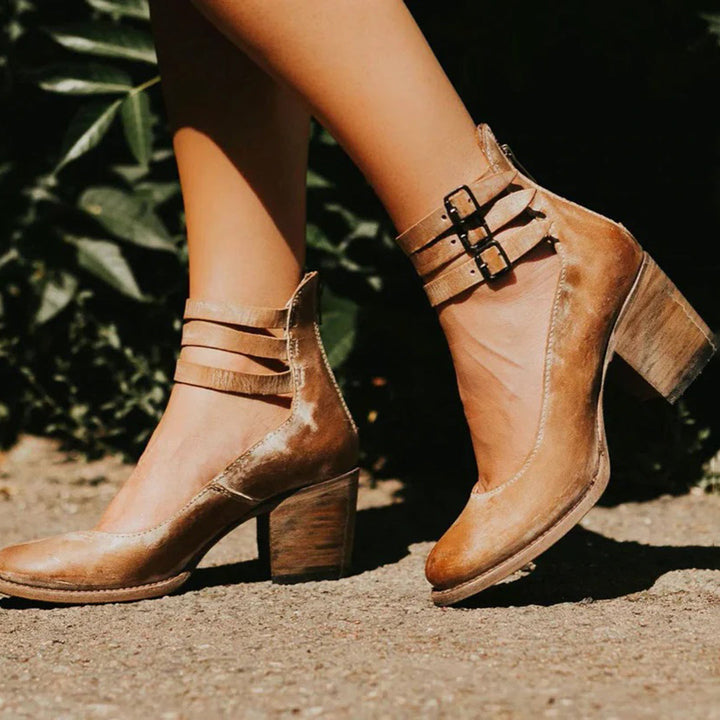 Chunky Heels - Damskor med ankelrem och blockklack med stängd tå-Eva Jonsson