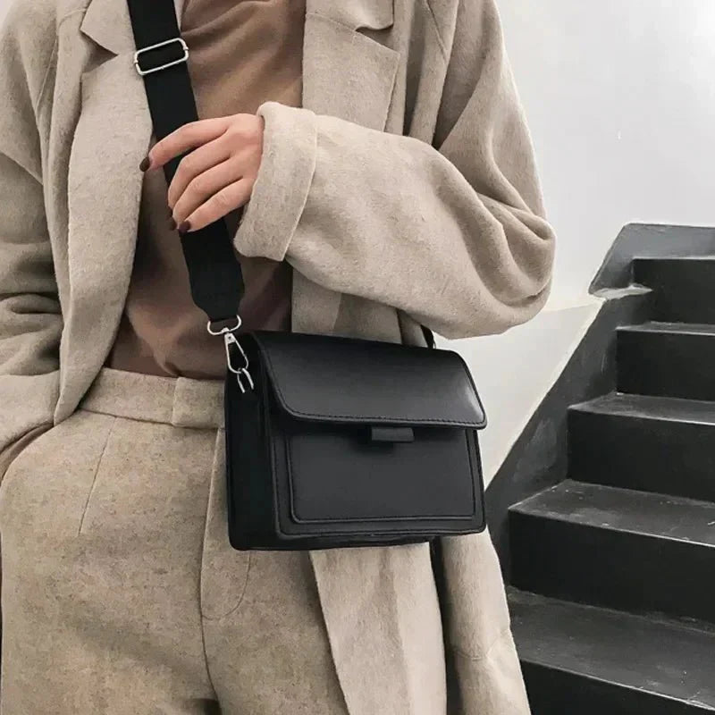 Crossbody-väska - Mini Flip-väska med tjock rem för Kvinnor-Eva Jonsson
