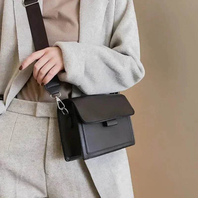 Crossbody-väska - Mini Flip-väska med tjock rem för Kvinnor-Eva Jonsson