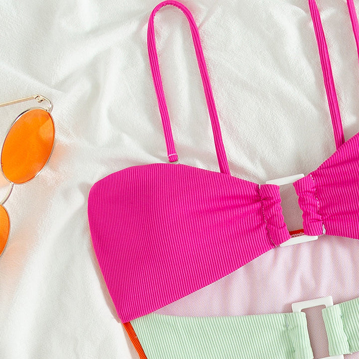 Dam Bikini-set med trendiga cut-outs och färgglad design Mirla-Eva Jonsson