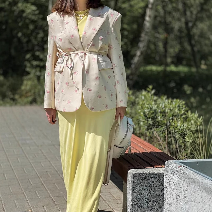 Dam Blazerjacka med blommönster och figursydd bälte Mirla-Eva Jonsson