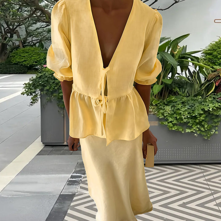 Dam Blusenschirt med djup V-hals och volangdetaljer Eva Jonsson-Eva Jonsson