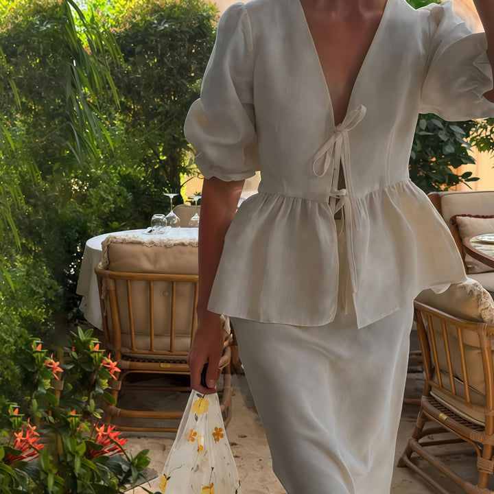 Dam Blusenschirt med djup V-hals och volangdetaljer Eva Jonsson-Eva Jonsson