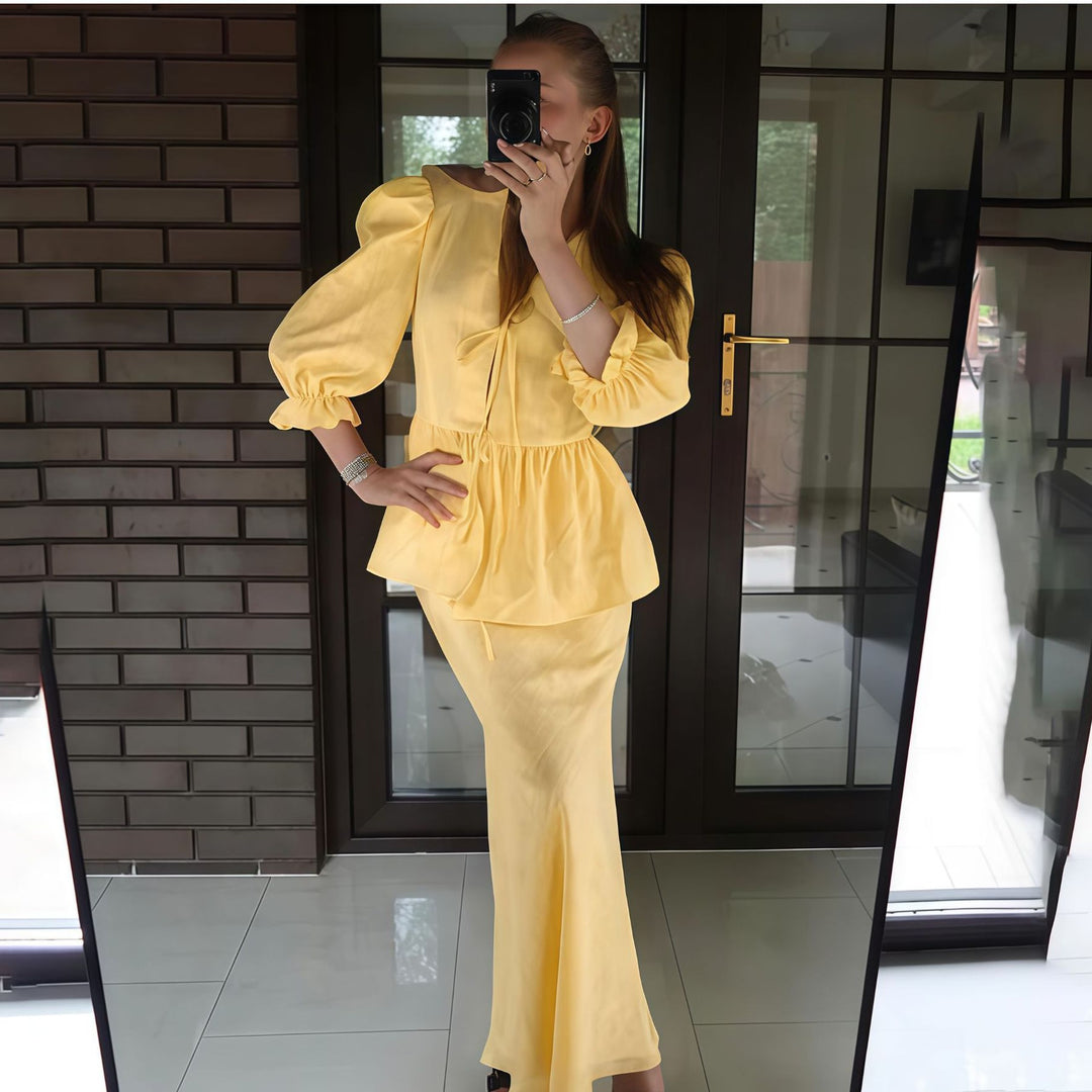 Dam Blusenschirt med djup V-hals och volangdetaljer Eva Jonsson-Eva Jonsson