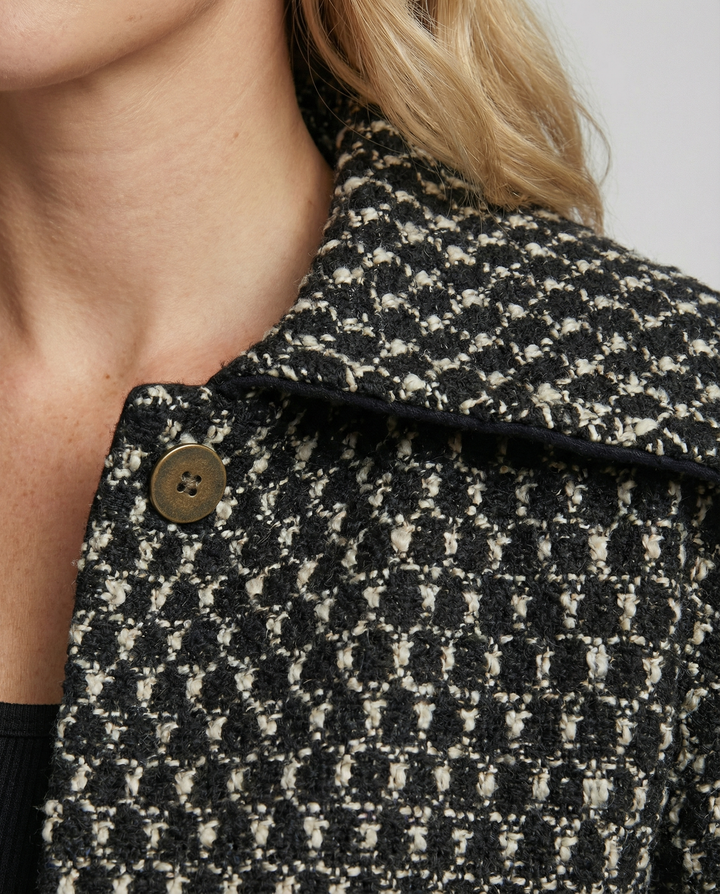 Dam Bouclé Jacka med Elegant Design & Stora Fickor | Mirla-Eva Jonsson