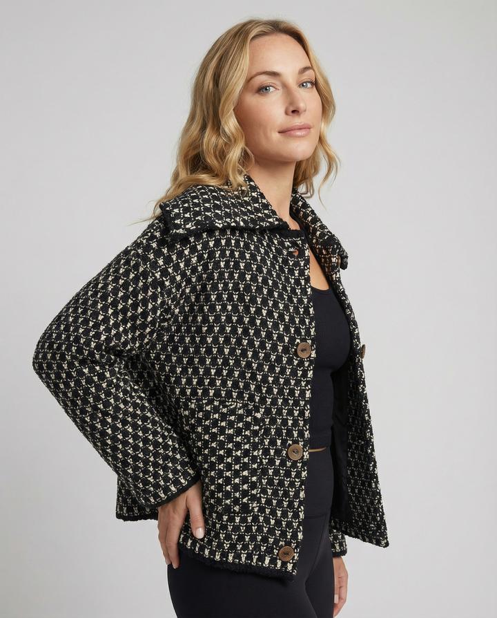 Dam Bouclé Jacka med Elegant Design & Stora Fickor | Mirla-Eva Jonsson
