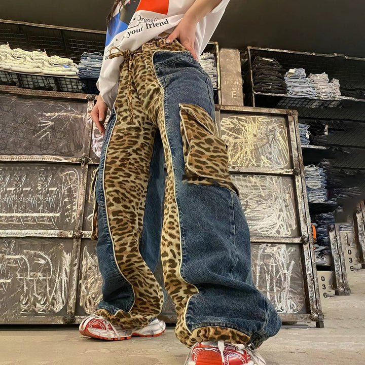 Dam Cargo-jeans i trendig djurtryck med praktisk skärning Eva Jonsson-Eva Jonsson