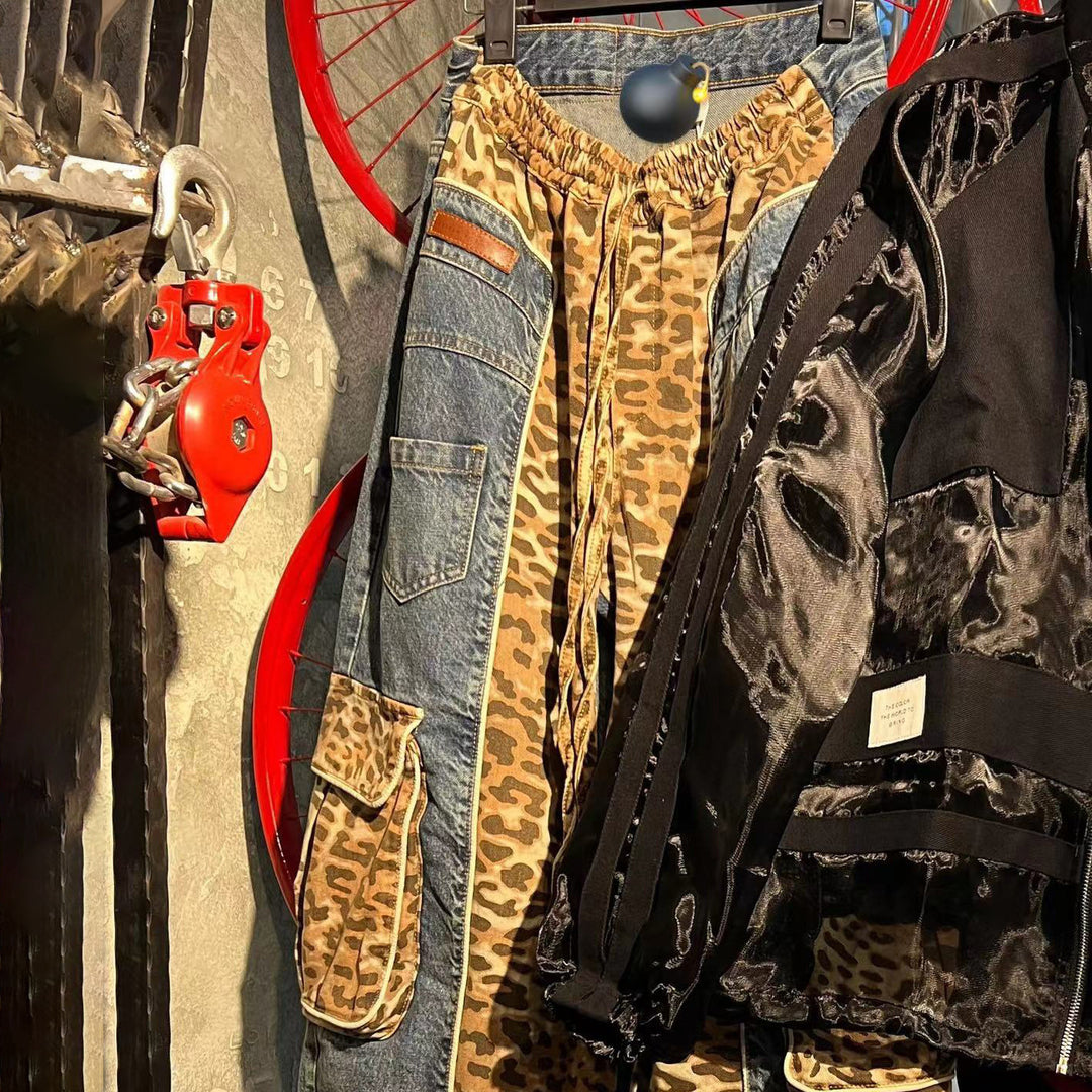Dam Cargo-jeans i trendig djurtryck med praktisk skärning Mirla-Eva Jonsson