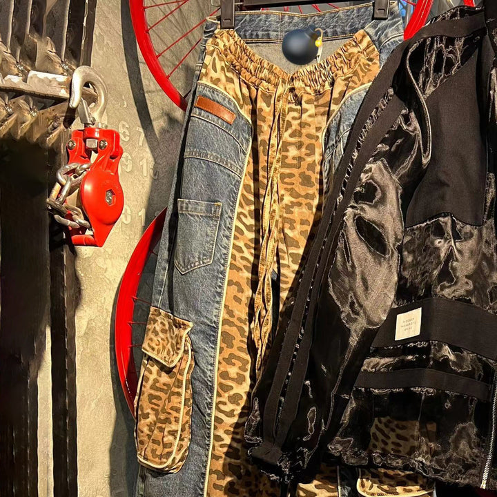 Dam Cargo-jeans i trendig djurtryck med praktisk skärning Mirla-Eva Jonsson