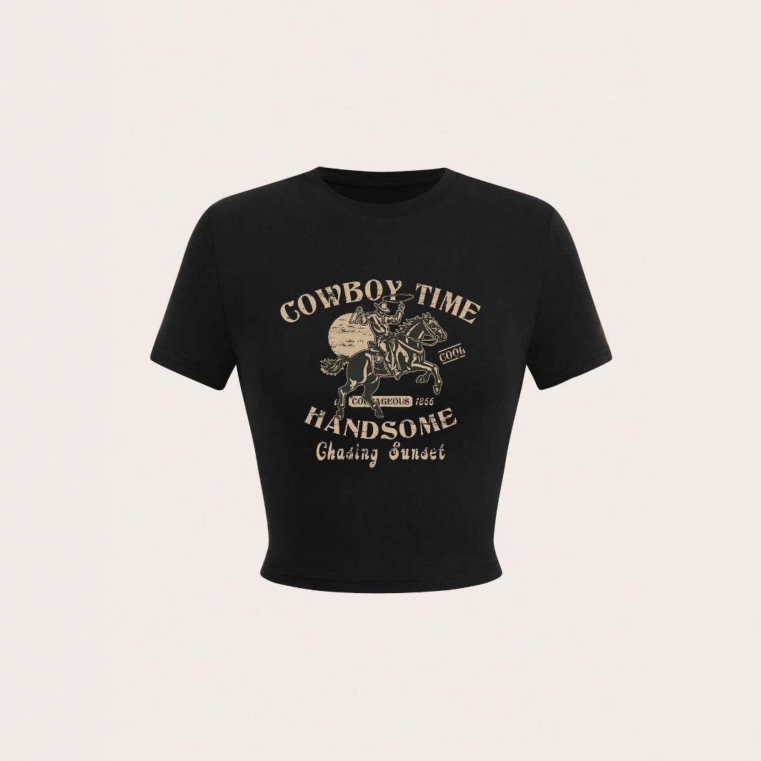 Dam Crop-T-shirt med iögonfallande cowboymotiv och stilren design Mirla-Eva Jonsson