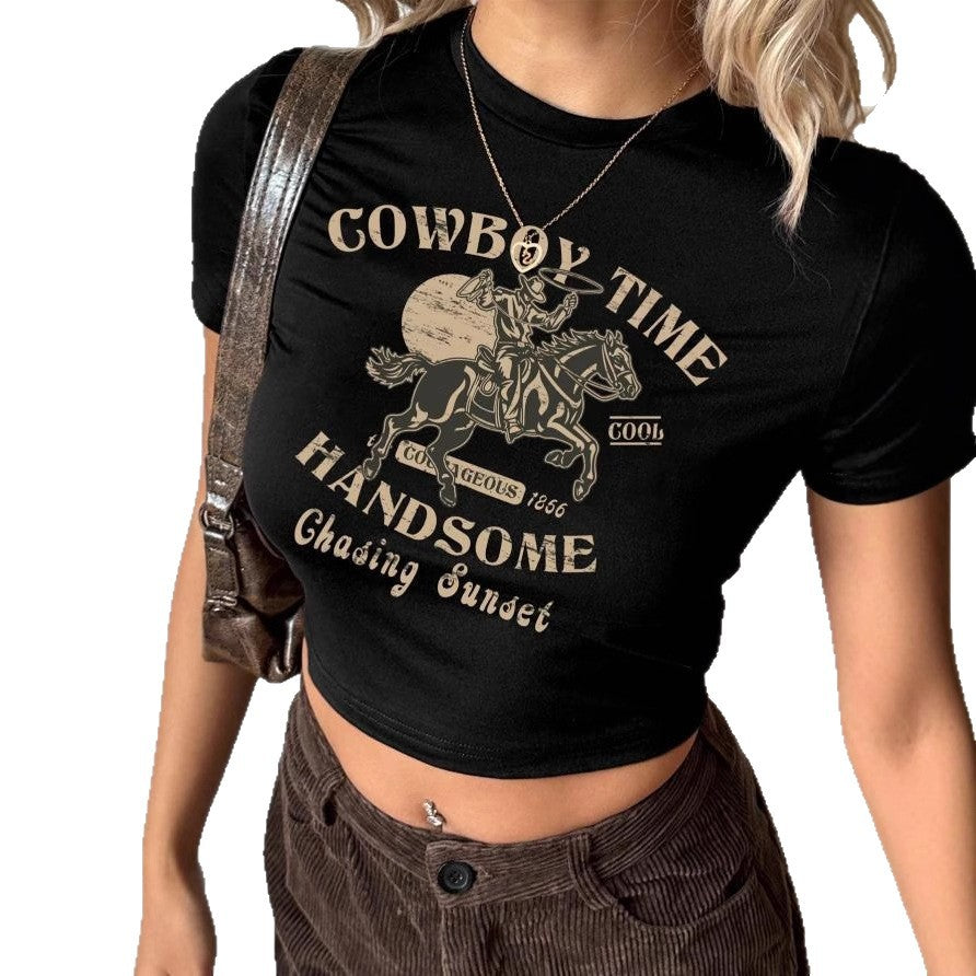 Dam Crop-T-shirt med iögonfallande cowboymotiv och stilren design Mirla-Eva Jonsson