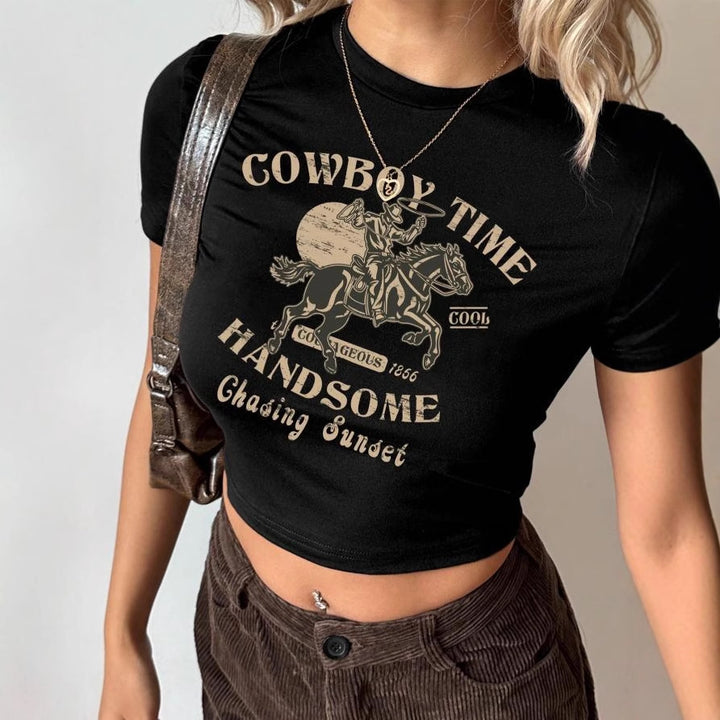 Dam Crop-T-shirt med iögonfallande cowboymotiv och stilren design Mirla-Eva Jonsson