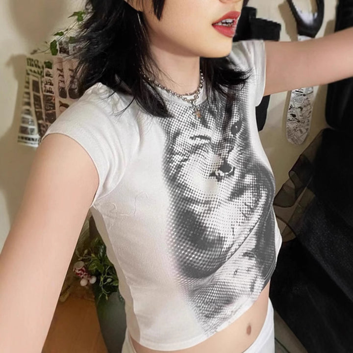 Dam Crop-T-shirt med kreativ kattmotiv Mirla-Eva Jonsson
