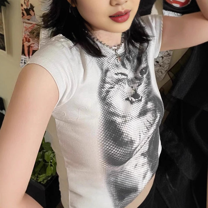 Dam Crop-T-shirt med kreativ kattmotiv Mirla-Eva Jonsson