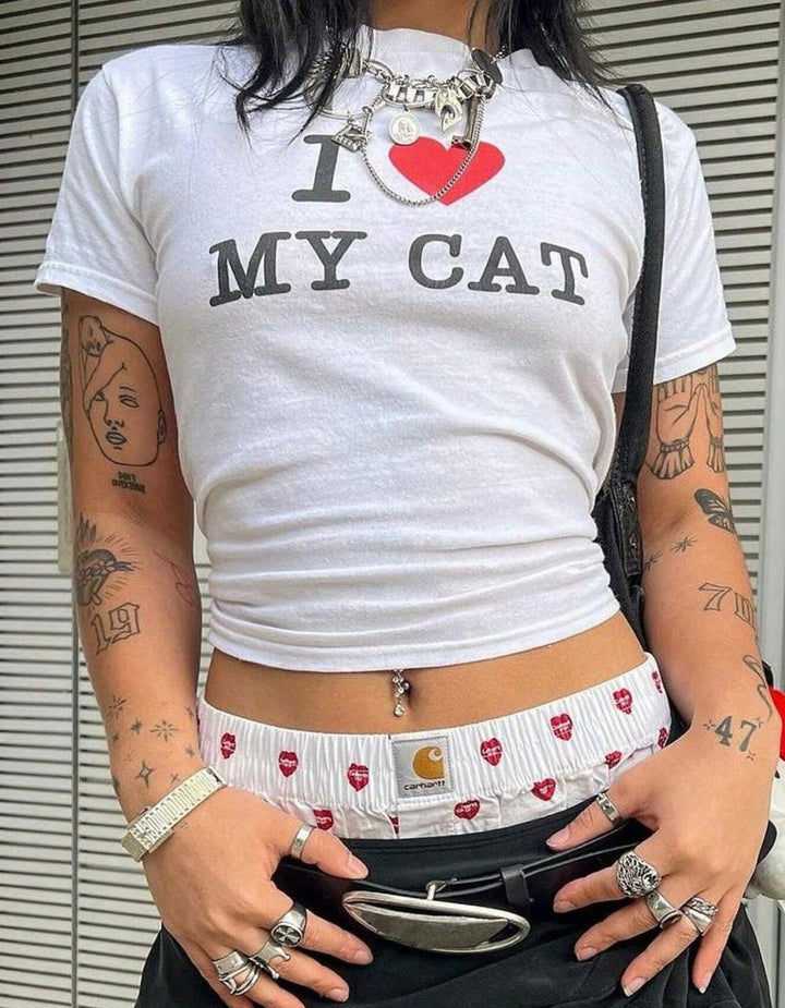 Dam Crop-T-shirt med kreativt björnmotiv och rolig text Mirla-Eva Jonsson
