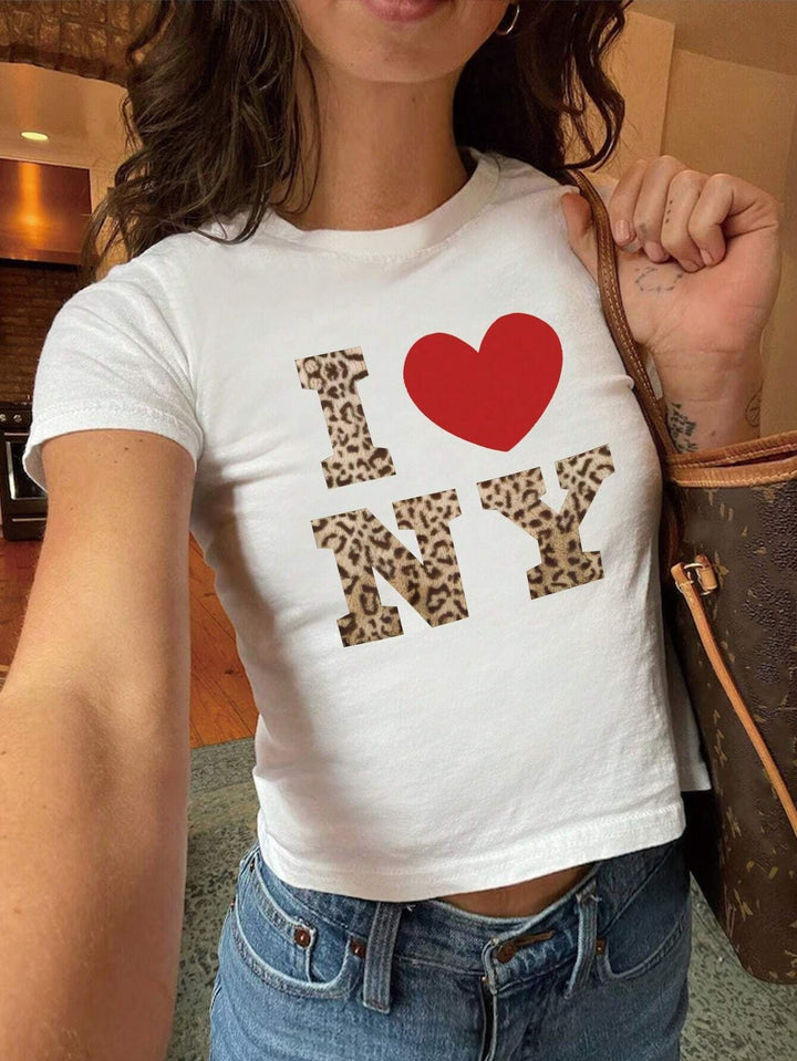 Dam Crop-T-shirt med kreativt björnmotiv och rolig text Mirla-Eva Jonsson