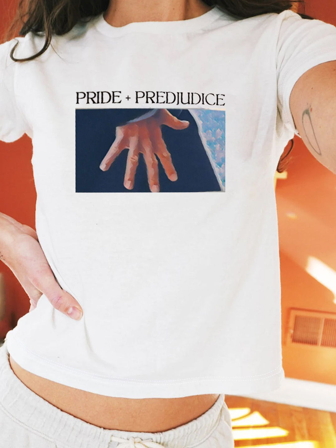 Dam Crop-T-shirt med kreativt björnmotiv och rolig text Mirla-Eva Jonsson