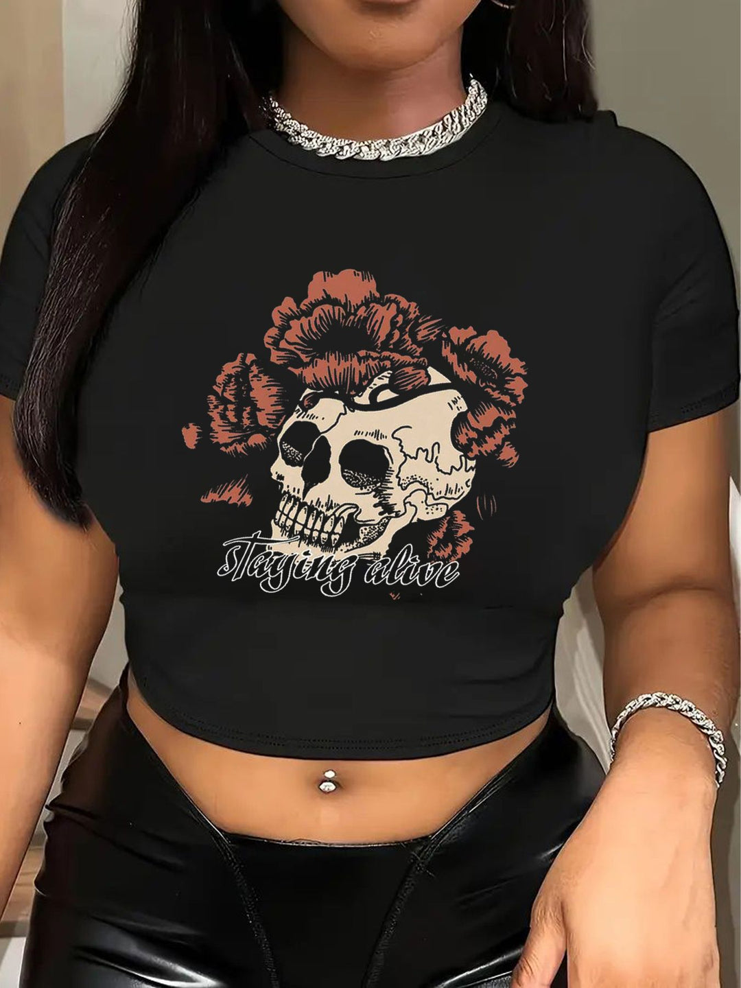 Dam Crop-T-shirt med kreativt björnmotiv och rolig text Mirla-Eva Jonsson