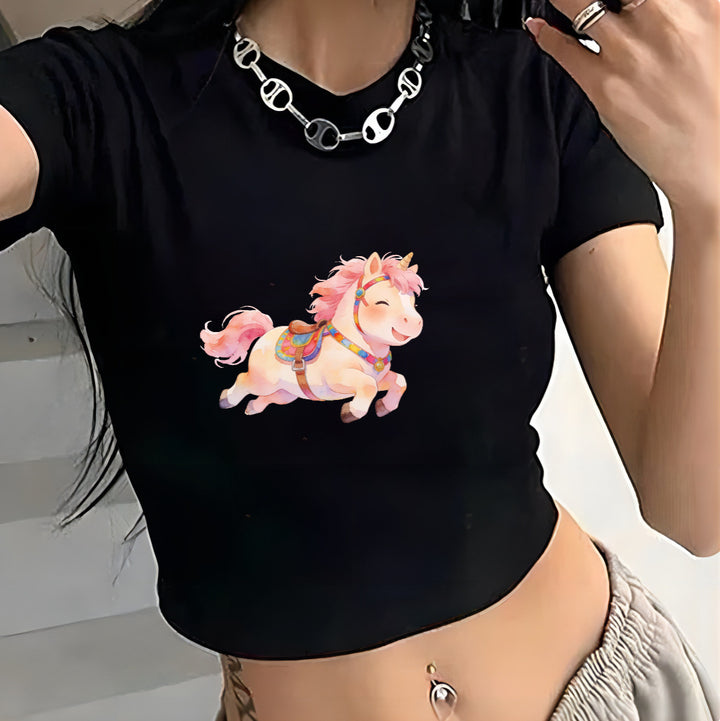 Dam Crop-T-shirt med lekfullt illustrerat enhörningsmotiv Mirla-Eva Jonsson
