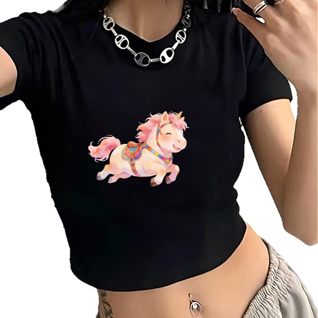 Dam Crop-T-shirt med lekfullt illustrerat enhörningsmotiv Mirla-Eva Jonsson