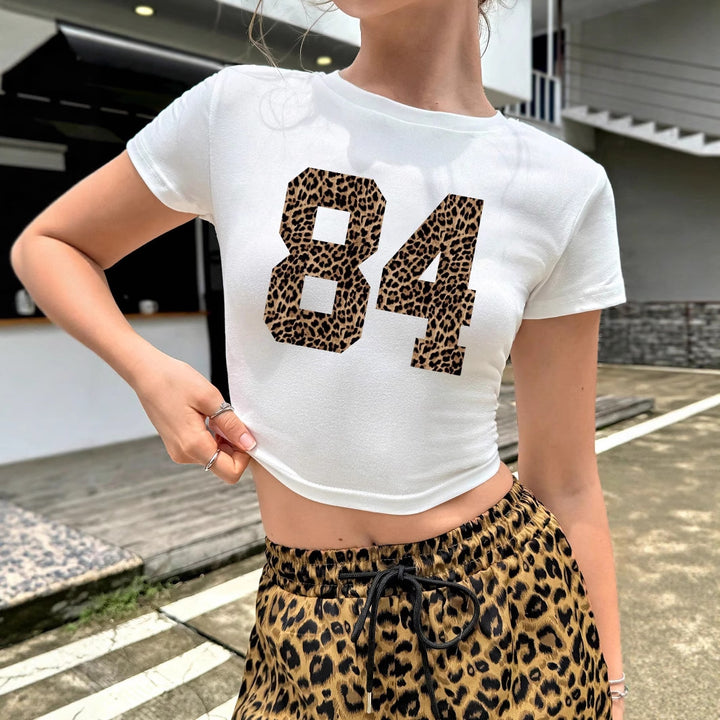 Dam Cropped T-shirt med djurtryck och sportig känsla Mirla-Eva Jonsson