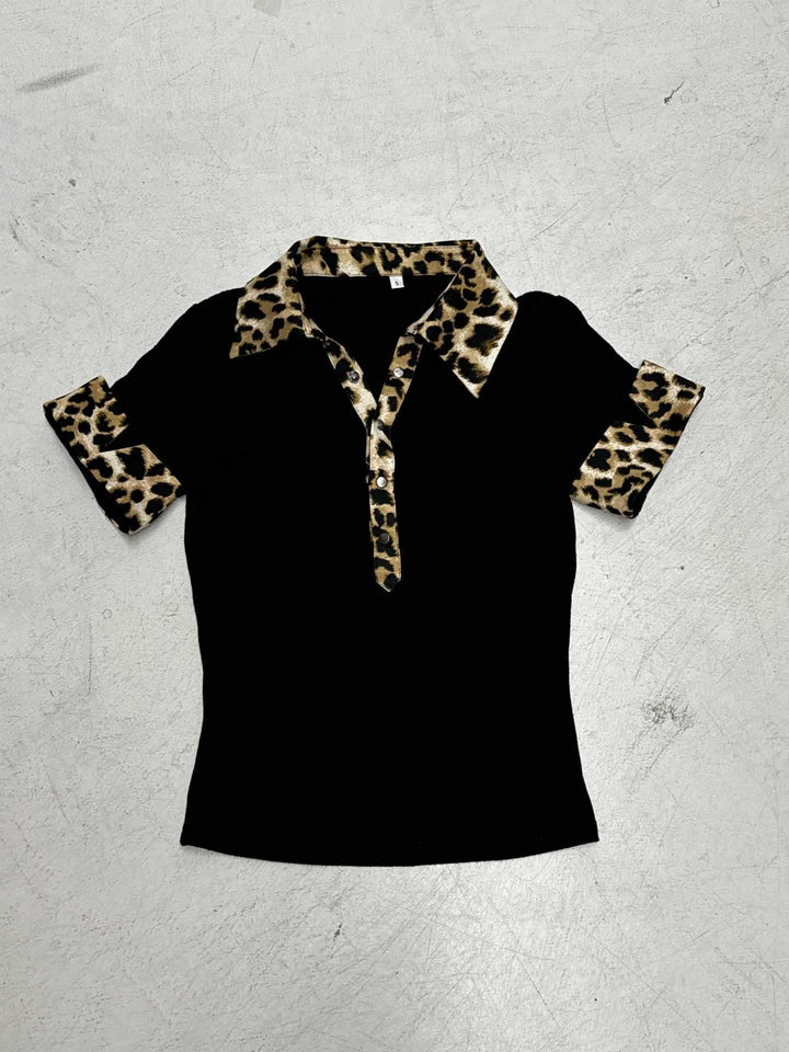 Dam Damenpoloshirt med detaljer i leopardmönster Mirla-Eva Jonsson