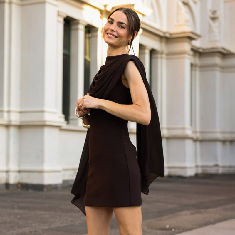 Dam Elegant Cocktailklänning med draperad axelparti och figurnära skärning Mirla-Eva Jonsson