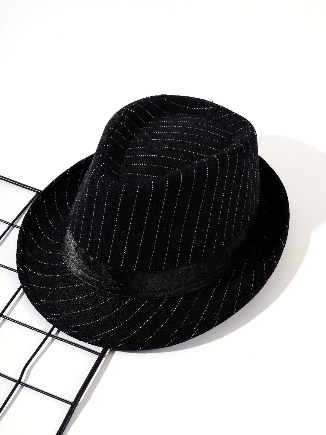 Dam Elegant Fedora-hatt med Randigt Design och Modernt Samtband Mirla-Eva Jonsson