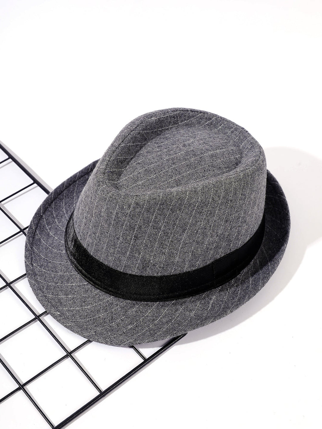 Dam Elegant Fedora-hatt med Randigt Design och Modernt Samtband Mirla-Eva Jonsson