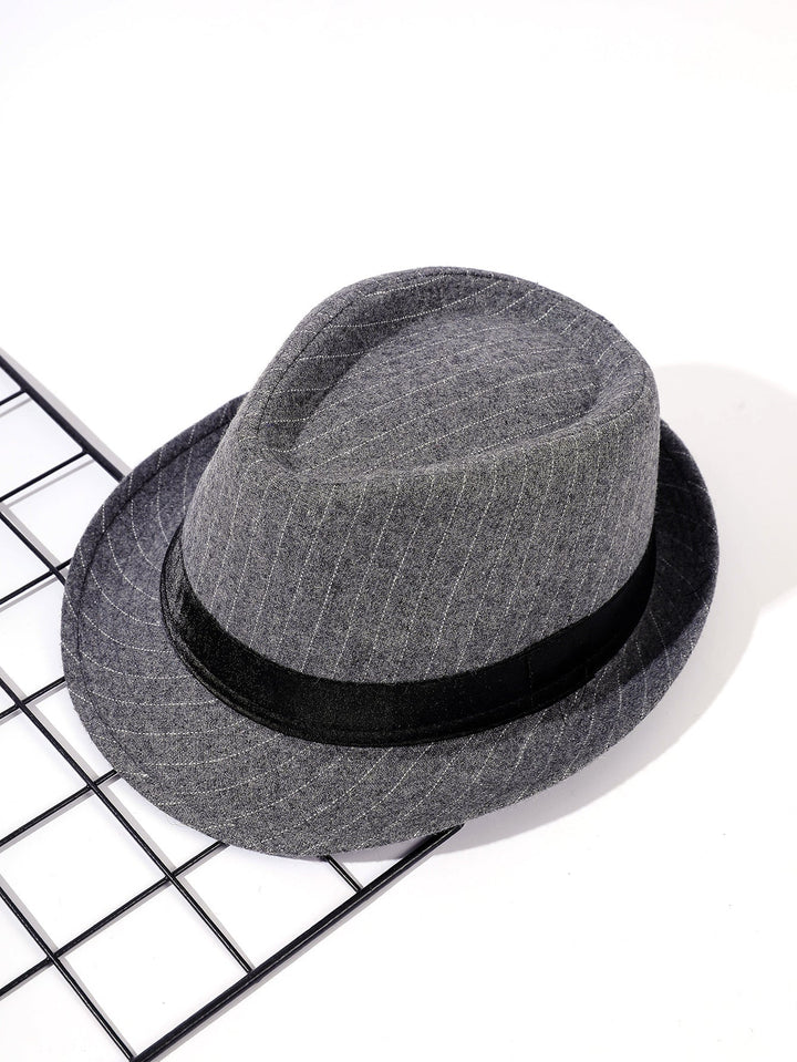 Dam Elegant Fedora-hatt med Randigt Design och Modernt Samtband Mirla-Eva Jonsson