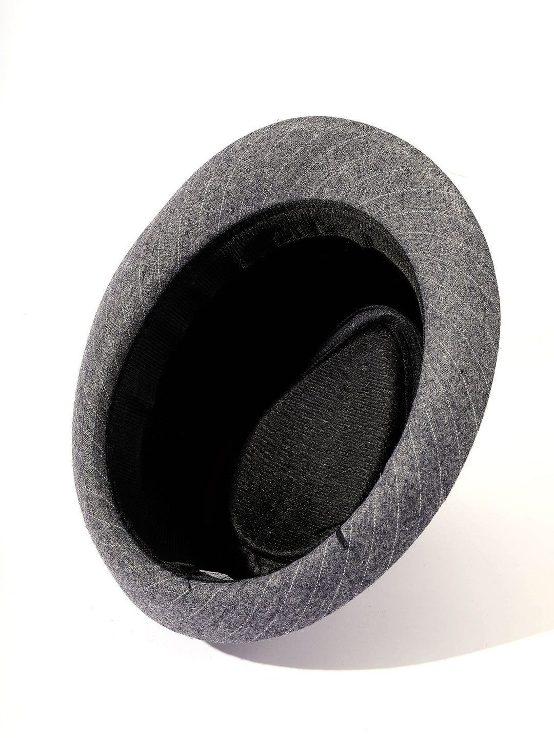 Dam Elegant Fedora-hatt med Randigt Design och Modernt Samtband Mirla-Eva Jonsson