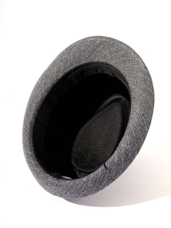 Dam Elegant Fedora-hatt med Randigt Design och Modernt Samtband Mirla-Eva Jonsson