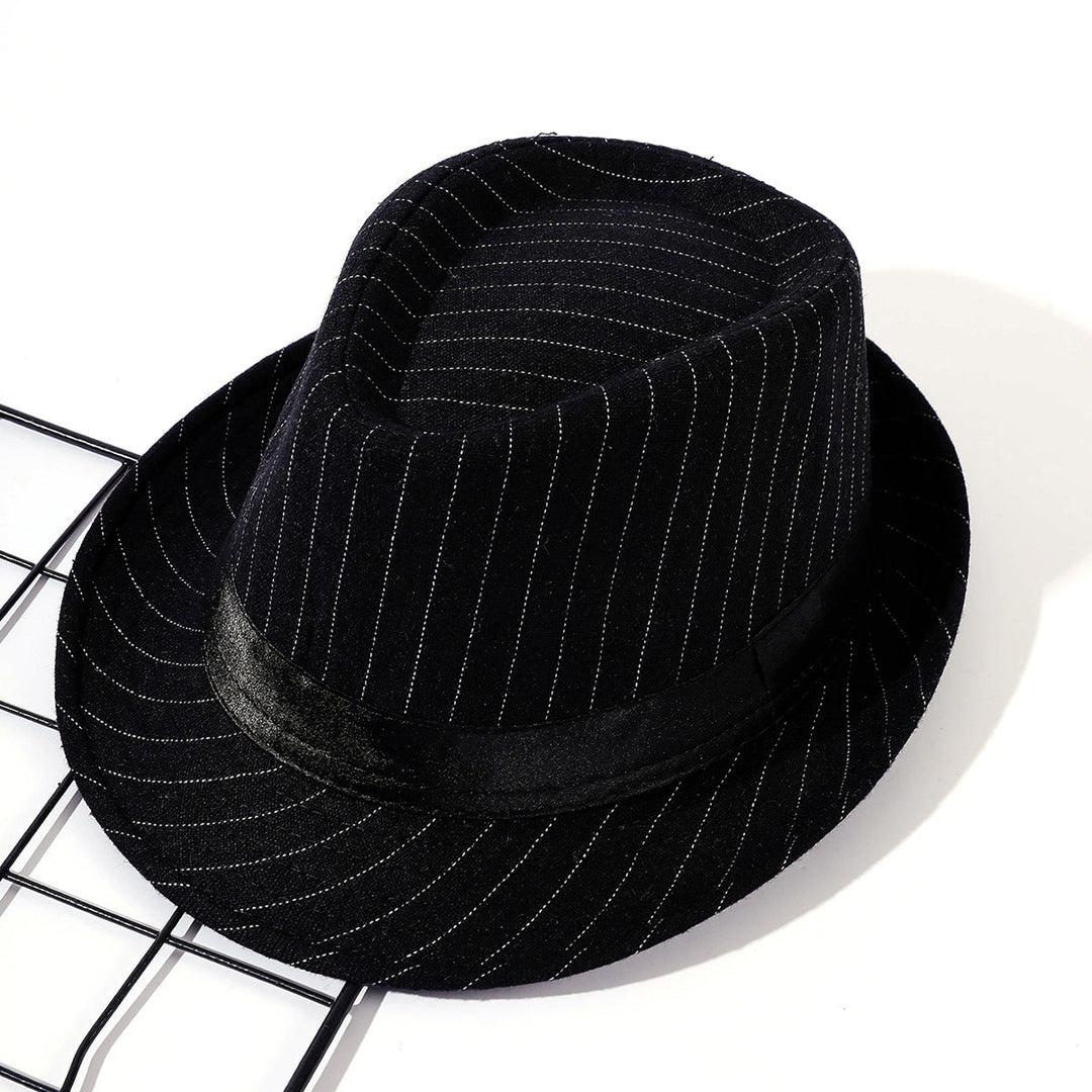 Dam Elegant Fedora-hatt med Randigt Design och Modernt Samtband Mirla-Eva Jonsson