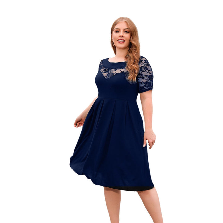 Dam Elegant Klänning med Spetsärmar och Svingande Kjol Mirla-Eva Jonsson