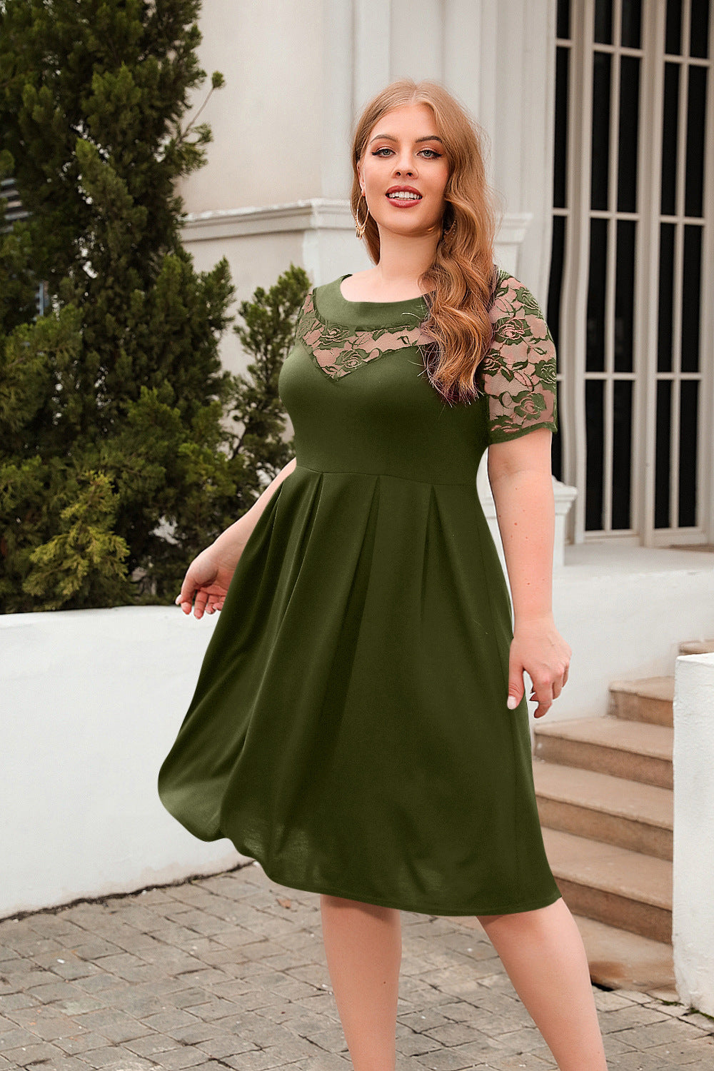 Dam Elegant Klänning med Spetsärmar och Svingande Kjol Mirla-Eva Jonsson