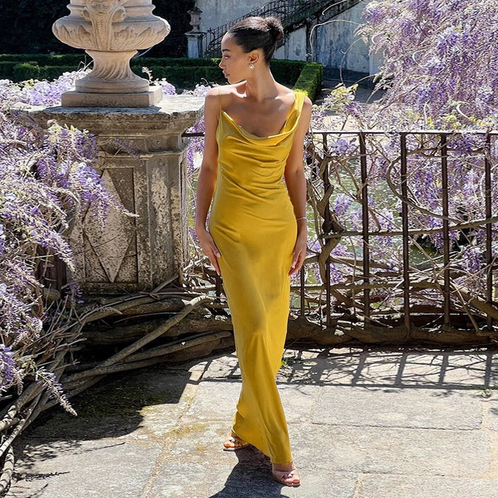 Dam Elegant Långärmad Aftenkjol med flödande snitt och djup V-ringning Mirla-Eva Jonsson