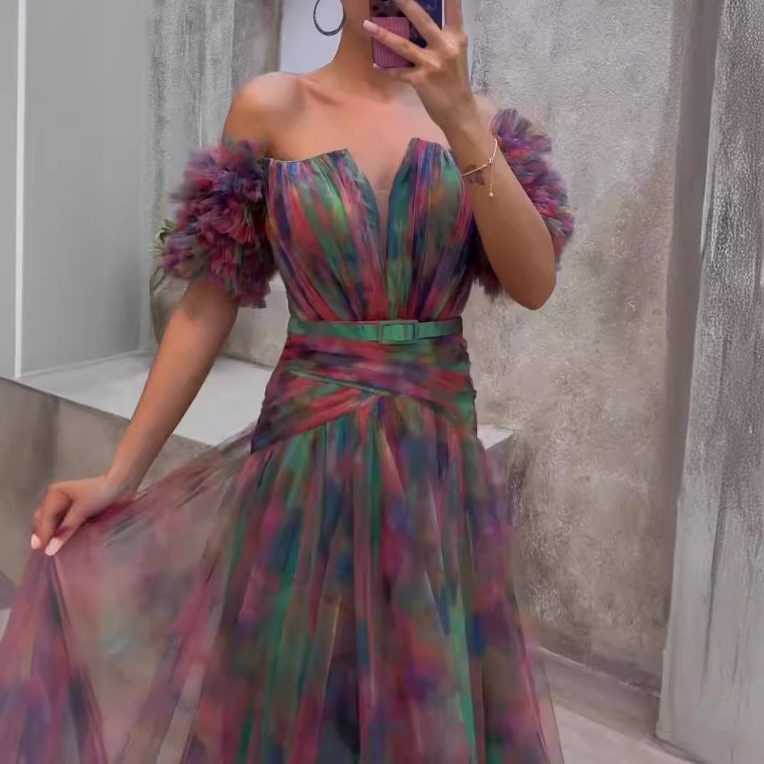 Dam Elegant Maxi Klänning med Off-Shoulder Design och Färgglada Volang Detaljer-Eva Jonsson