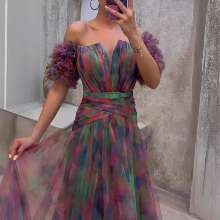 Dam Elegant Maxi Klänning med Off-Shoulder Design och Färgglada Volang Detaljer-Eva Jonsson