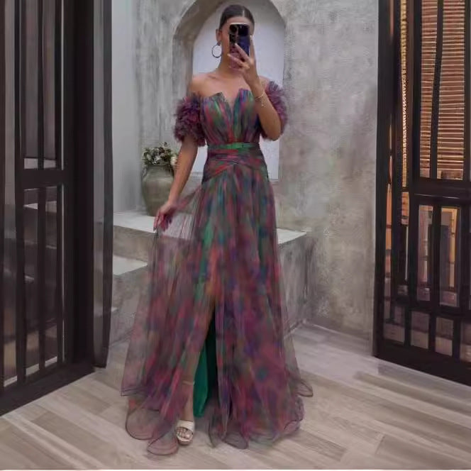 Dam Elegant Maxi Klänning med Off-Shoulder Design och Färgglada Volang Detaljer-Eva Jonsson