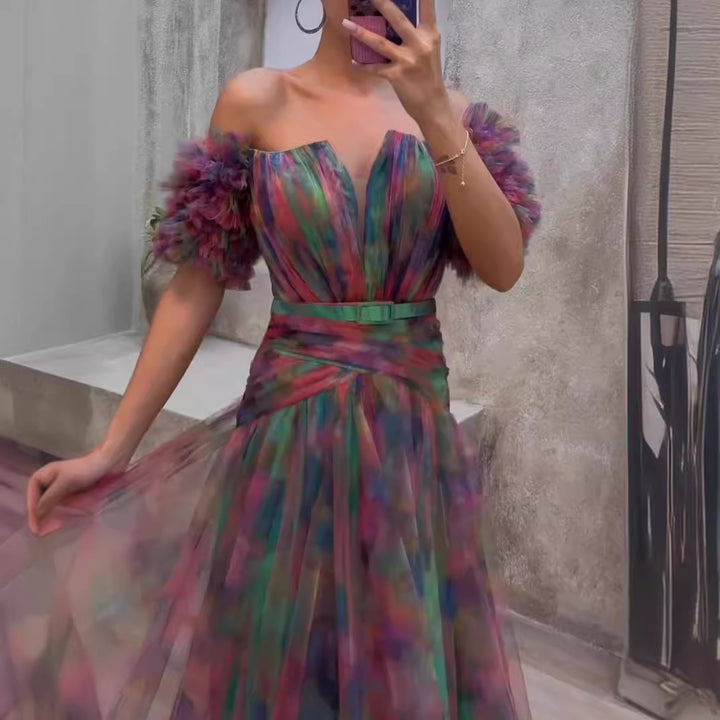 Dam Elegant Maxi Klänning med Off-Shoulder Design och Färgglada Volang Detaljer-Eva Jonsson