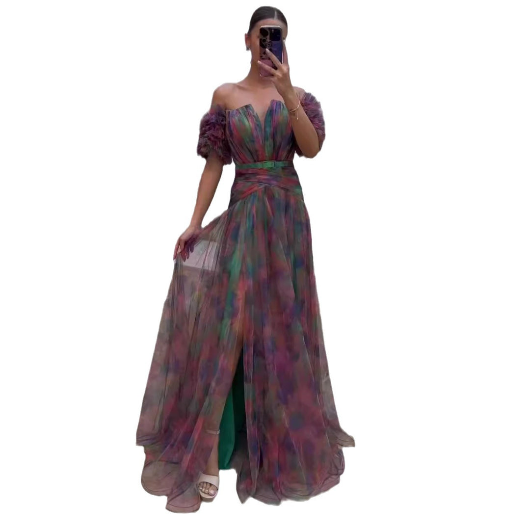 Dam Elegant Maxi Klänning med Off-Shoulder Design och Färgglada Volang Detaljer-Eva Jonsson