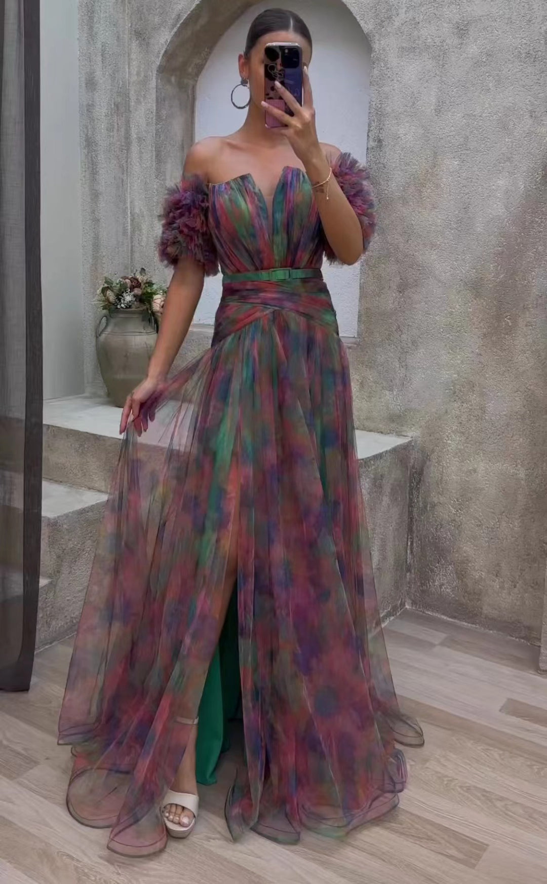 Dam Elegant Maxi Klänning med Off-Shoulder Design och Färgglada Volang Detaljer-Eva Jonsson