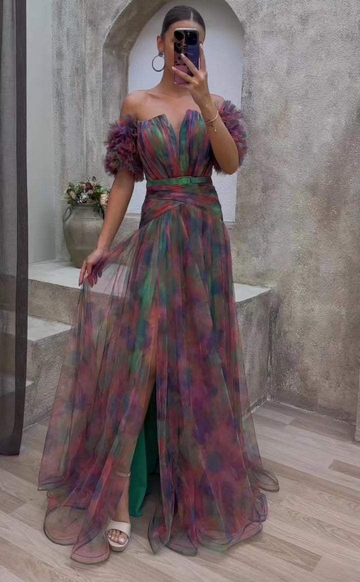 Dam Elegant Maxi Klänning med Off-Shoulder Design och Färgglada Volang Detaljer-Eva Jonsson