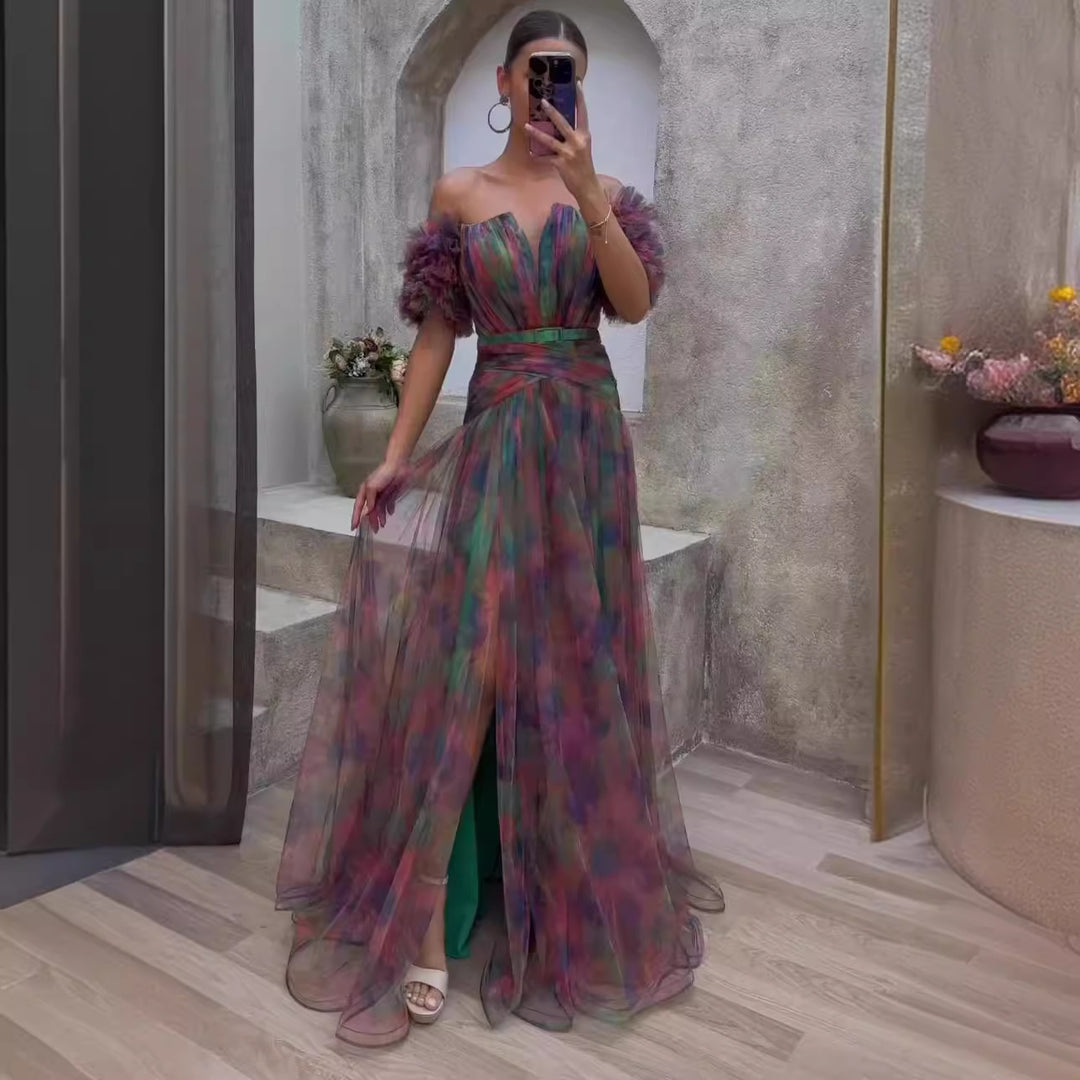 Dam Elegant Maxi Klänning med Off-Shoulder Design och Färgglada Volang Detaljer-Eva Jonsson