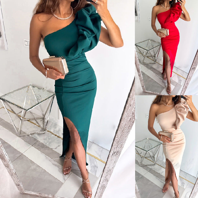 Dam Elegant One-Shoulder Aftonklänning med Volanger och Hög Slits Mirla-Eva Jonsson