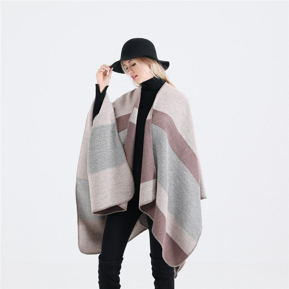 Dam Elegant Oversized Poncho av Högkvalitativt Material med Modernt Randmönster Mirla-Eva Jonsson